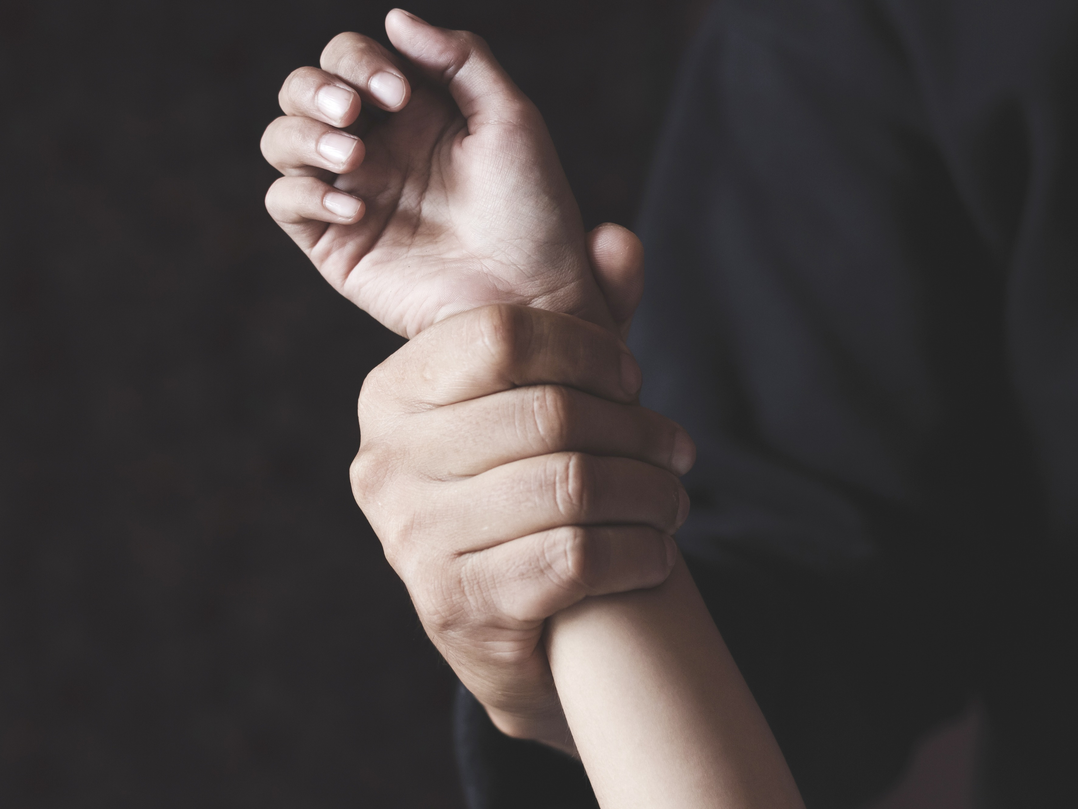 Mann packt Kind am Handgelenk; Detektei aus Zürich, Detektiv aus Zürich, Privatdetektiv aus Zürich, Detektivagentur aus Zürich