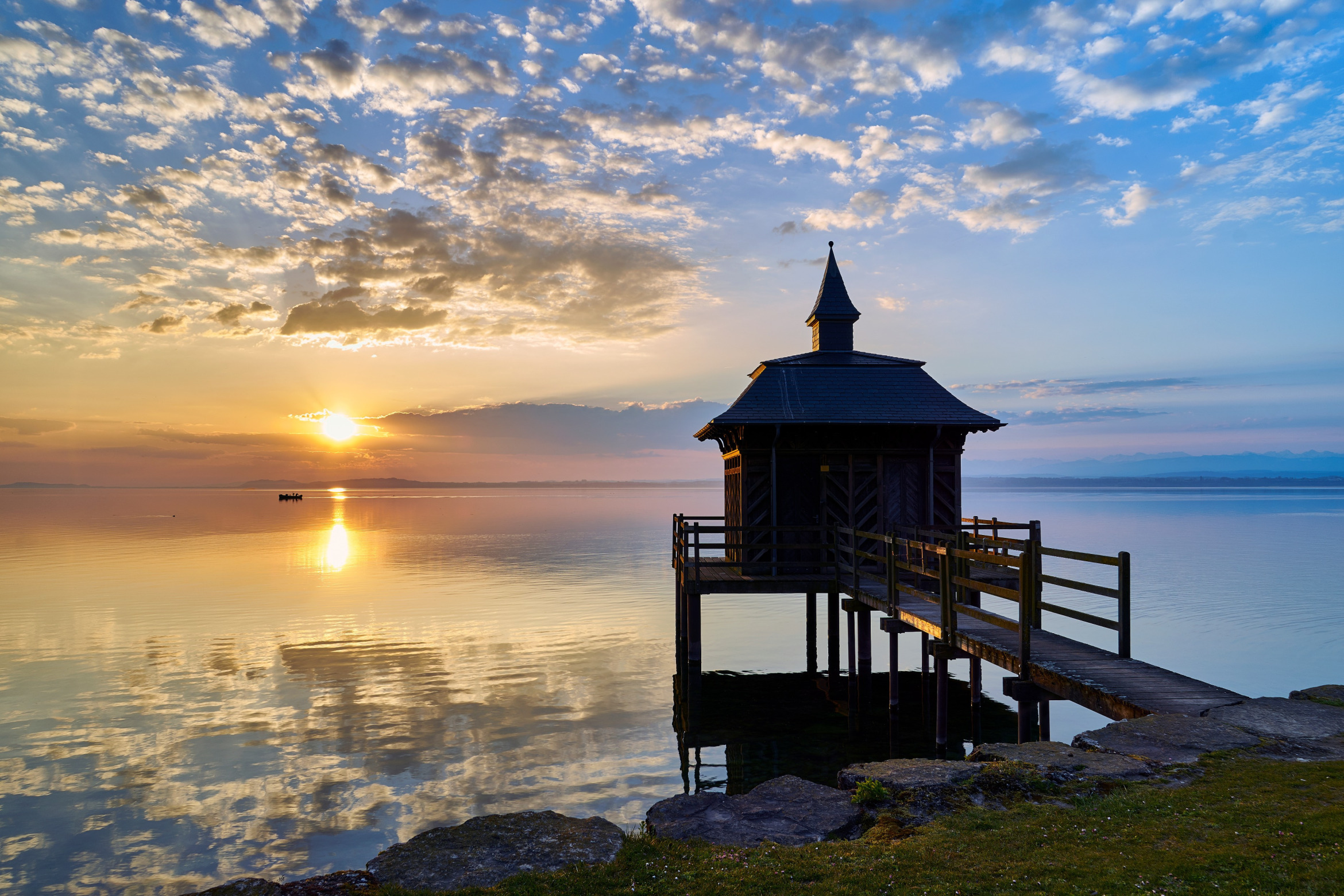 Bathhouse on Lake Neuchâtel in the Canton of Neuchâtel; Private Investigator Canton of Neuchâtel, Detective Agency Canton of Neuchâtel, Detective Team Canton of Neuchâtel, Detective Service Canton of Neuchâtel