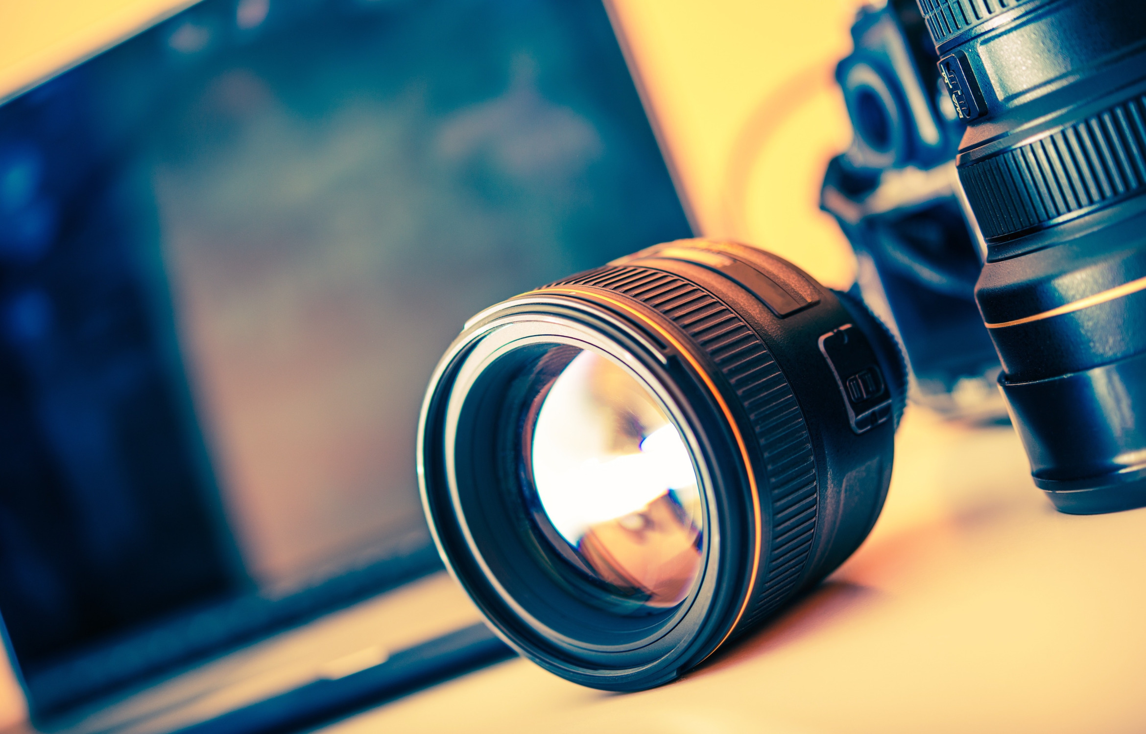Kameraequipment und Laptop; Privatermittler Wädenswil (Kanton Zürich), Detektivagentur Wädenswil (Kanton Zürich), Detektivteam Wädenswil (Kanton Zürich), Detektei-Service Wädenswil (Kanton Zürich)