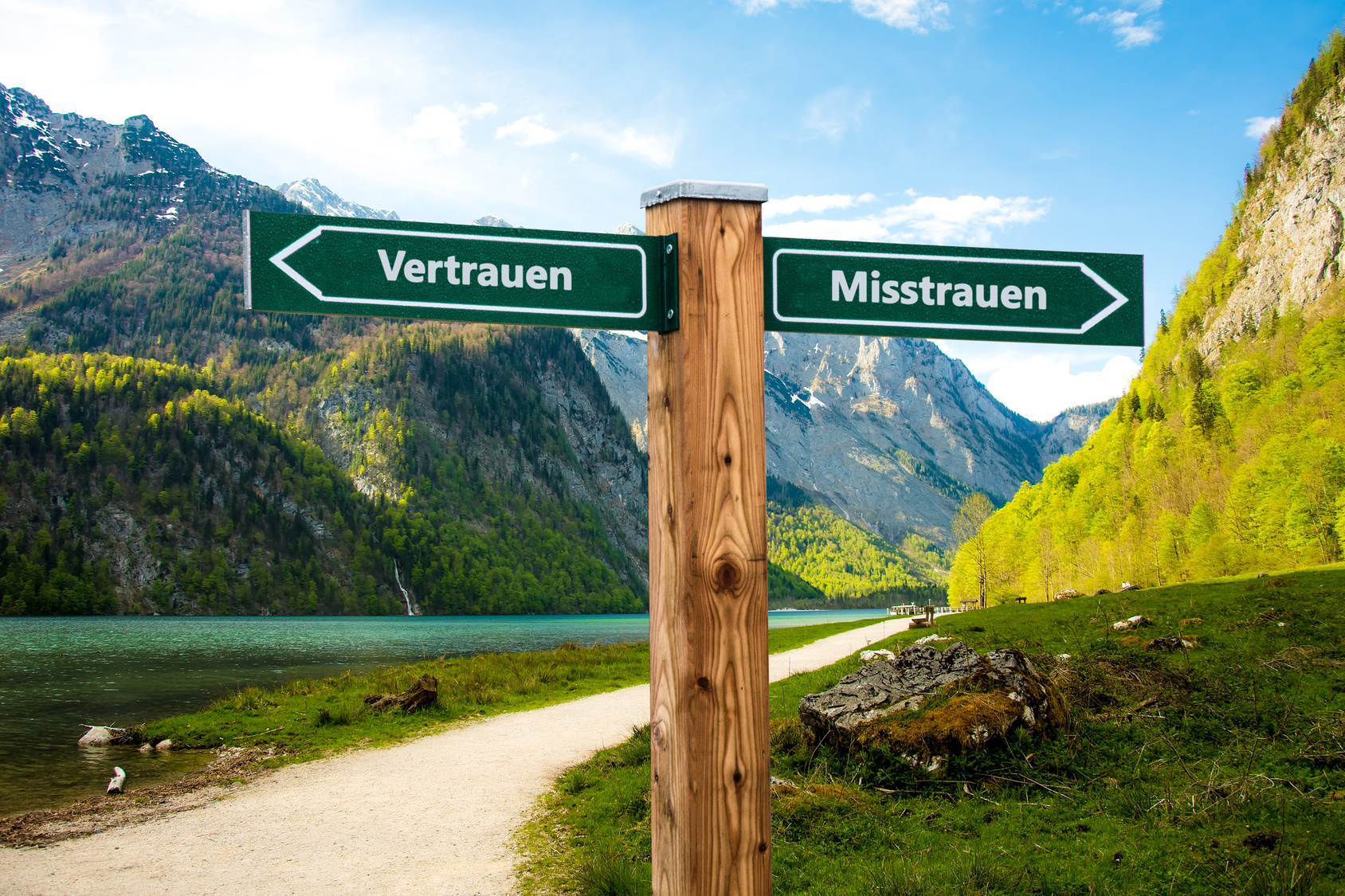 Wegweiser mit Schildern "Vertrauen" und "Misstrauen" in Berglandschaft; Privatdetektiv Zürich, Privatdetektei Schweiz, Privatermittler Schweiz, Detektiv Schweiz